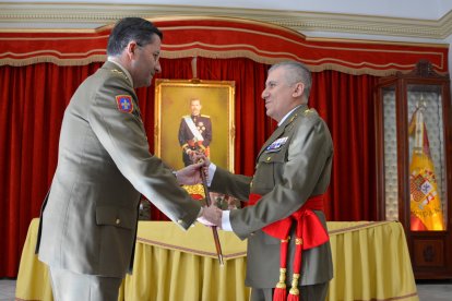 El actual JEME, Amador Enseñat, entrega el bastón de mando al general Cabrerizo.