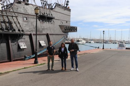 Luisa Barranco, Inogabi Manzano y Rafael Yáñez frente al galeón.