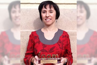 María Jesús Recio tras recibir su premio FAAM de oro, posa en Puerta Purchena. FOTO ATORRES