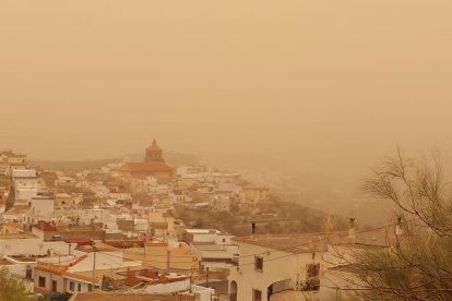Abrucena ayer bajo la atmósfera cargada de polvo africano (Foto de Yolanda Herández)