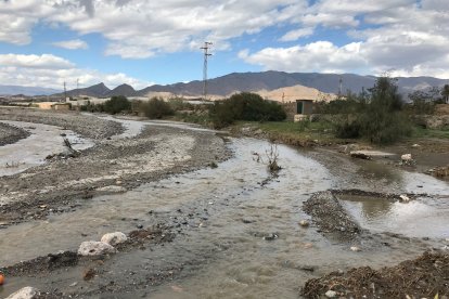 El Río Andarax a su paso por Rioja; el paso del agua de lluvia aún se mantiene