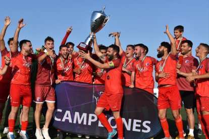 Jugadores del Adra celebrando su logro.