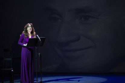 Blanca Marsillach recita en ‘Una noche con los clásicos’ frente a la imagen de su padre, Adolfo Marsillach. Foto: Moisés Fernández Acosta