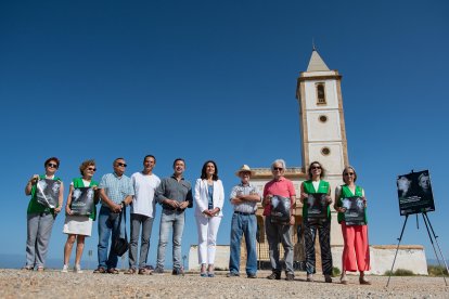Representantes de la AECC y colectivos que apoyan la iniciativa junto a la Iglesia de Las Salinas