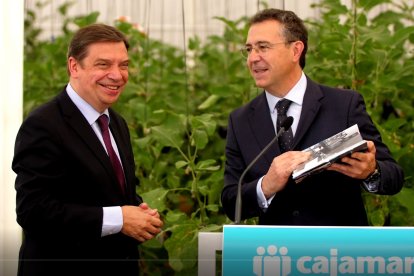 Luis Planas con Eduardo Baamonde durante su visita a Las Palmerillas de Cajamar