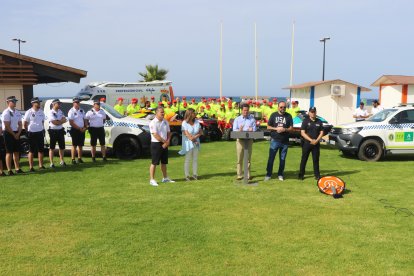 El alcalde, Francisco Góngora, presentando el dispositivo de playas de El Ejido en Almerimar.