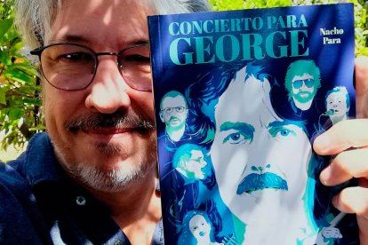 Nacho Para, con su libro.