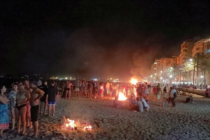 Las hogueras de San Juan sirvieron más que nunca para calentar los cuerpos