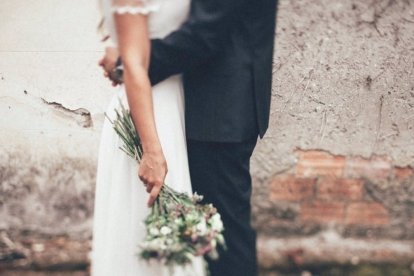 Una boda le costó la salud a 66 personas.