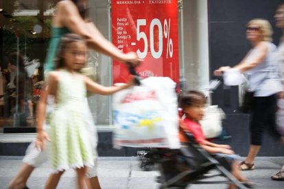 Día de rebajas en el Paseo de Almería