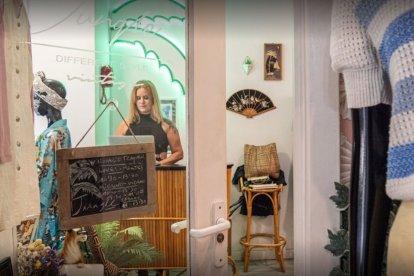 Imagen de Franka Reyes dentro de la tienda.