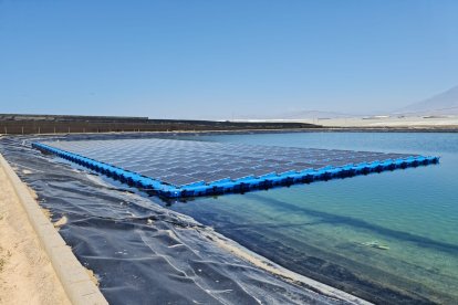 Placas solares flotantes en una de las balsas de Tierras de Almería