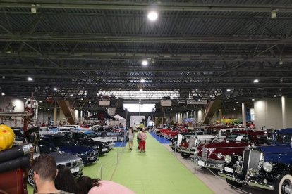 Fue acusada de estafar a casi medio millar de almerienses asistentes a la Feria Nacional del Automóvil en Almería.