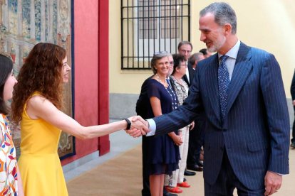 Felipe VI felicita a la periodista almeriense en acto celebrado en El Pardo, el pasado martes.