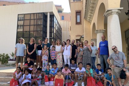 Paola Laynez, concejal de Familia, Igualdad y Participación Ciudadana, junto a las familias que han participado en el programa \'Vacaciones en Paz 