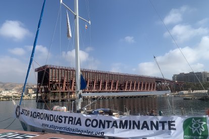 Velero Diosa Matt de Ecologistas en Acción en el muelle del Club de Mar.