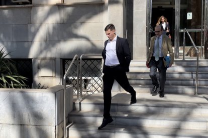 Santi Mina sale de la Audiencia Provincial de Almería