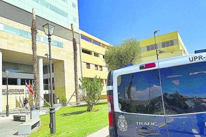 Furgón de la Policía Nacional en Torrecárdenas.