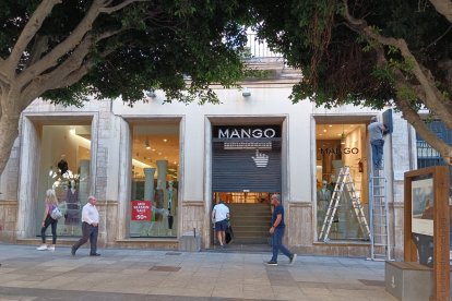 La tienda que Mango ha ocupado durante los últimos años en el Paseo de Almería.