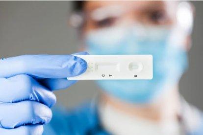 Un sanitario con una prueba covid de test de antígenos.