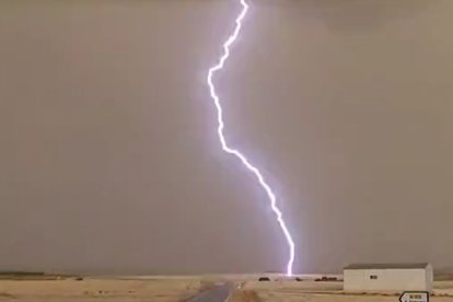 Uno de los rayos que ayer se registraron en el municipio de Topares