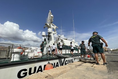 Alumnos de centros educativos suben a la patrullera este jueves