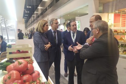 La consejera y el delegado de Empleo durante su visita a la Fruit Attraction