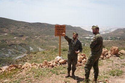 Los capitanes Nogueira y Celma, en la vía romana de Vícar.