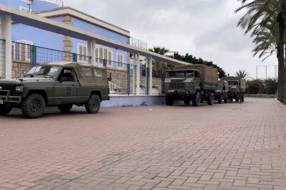 Vehículos de la Legión junto al Club de Mar