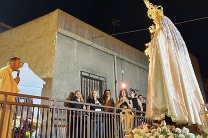 Rezo Santo Rosario frente a la Ermita de las Ánimas.