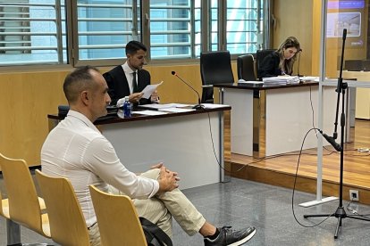 Cosme Prenafeta, ante el letrado Leo Marfil y la fiscal Cristina Villegas