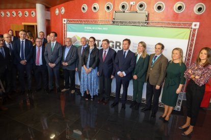 Participantes en la jornada inaugural; en el centro el ministro Luis Planas