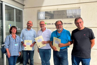 Francisco Bermúdez (Cellbitec) con los investigadores de la Universidad de Granada