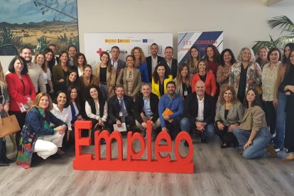 Grupo de asistentes y organizadores en la actividad desarrollada por Cruz Roja Almería