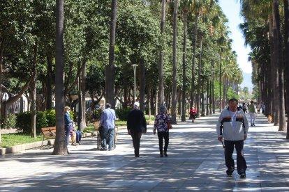 Almerienses en la Rambla Federico García Lorca de la capital.