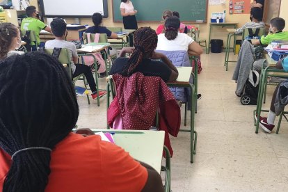 Imagen de archivo de un aula.