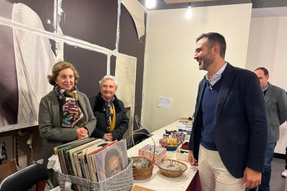 Visita del consejero portavoz al mercadillo solidario de Manos Unidas.
