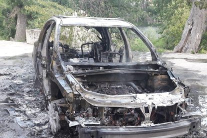Coche incendiado.