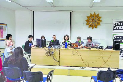 Profesora Virginia Martínez, alumnos Anass y Andrea, un invitado del programa y los periodistas Mar Ramos, Céspedes y Manzano. FOTO S. AGÜERA