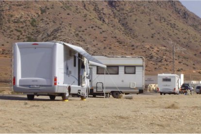 Imagen de archivo de autocaravanas en Cabo de Gata.