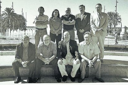 Antonio Ramos, sentado primero por la izquierda, con algunos de los autores de Crónica de un sueño.