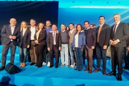 Foto de los primeros candidatos con Juanma Moreno.