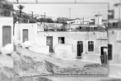 Casas al norte de la Avenida del Mar, en el sitio conocido como Huerta de la Salud, con sus ventanas a la calle y con sus chimeneas.