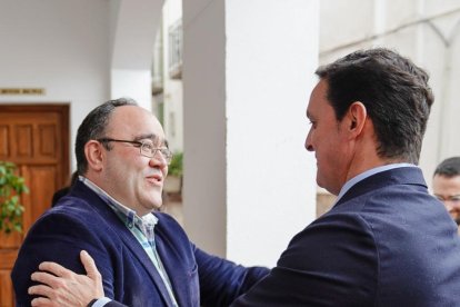 Antonio Ocaña, a la izquierda, Junto a Javier A. García, presidente del PP y de Diputación.