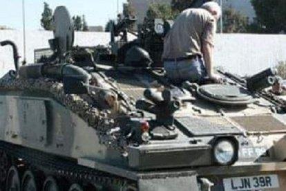El hombre del tanque marrón.