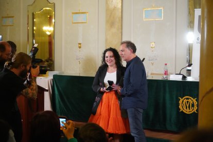 Francisco Javier Jiménez entrega el Insignia de Oro a Yasmina Benavides