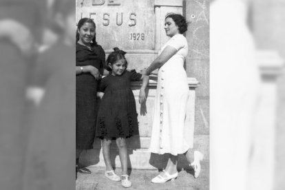 Mujeres de los años 30 ante el Corazón de Jesús del cerro de San Cristóbal. La tradición se cortó en la primera previa a la guerra.