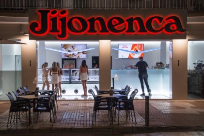 Heladería Jijonenca, que desde 1964 es el lugar idóneo en el Paseo Marítimo, número 24 de Garrucha.