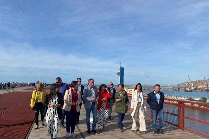 Recorrido de los socialistas por el paseo peatonal del Cable Inglés.