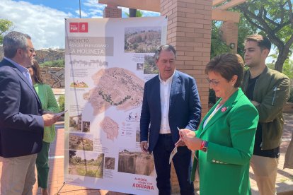 Juan Espadas, en el centro, este mediodía en Almería.